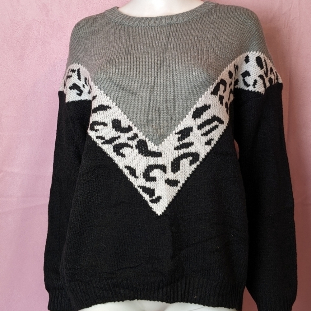 Gray and Black Leopard Chevron Stripe Crew Neck Pullover Knit Sweater Medium
